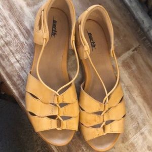 ****Never Worn**** 7.5 Earth Sandals